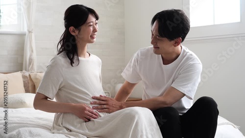妊娠している妻のお腹を触る夫
