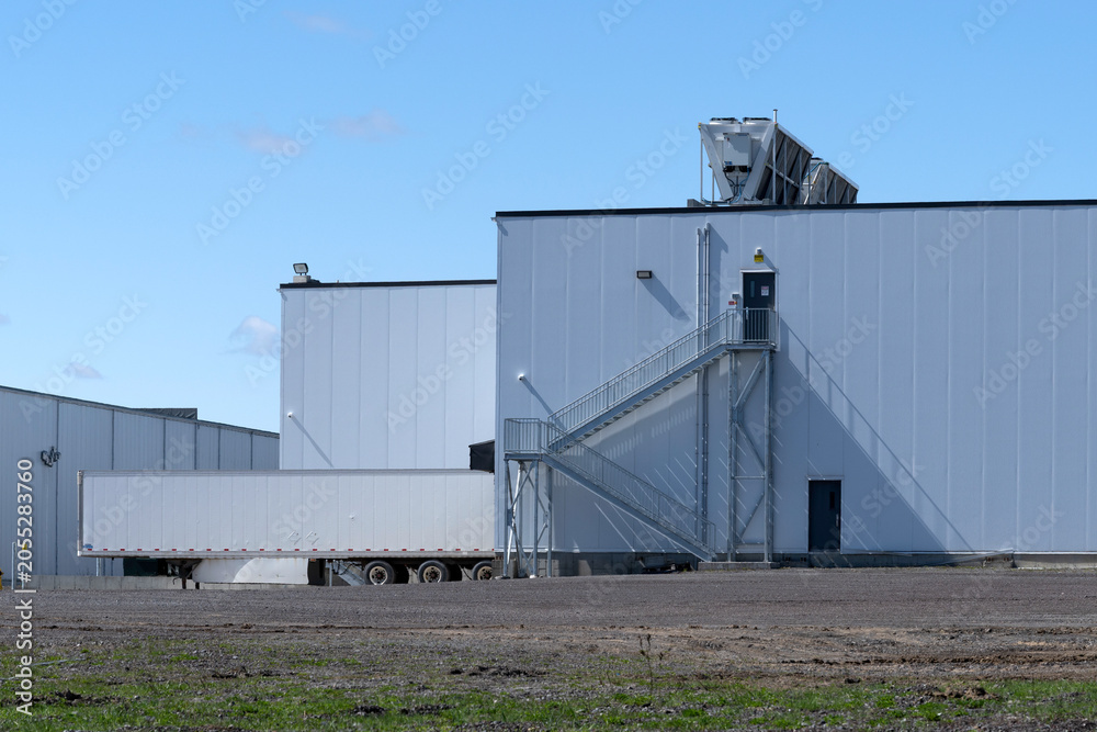 Obraz premium A semi trailer with a warehouse