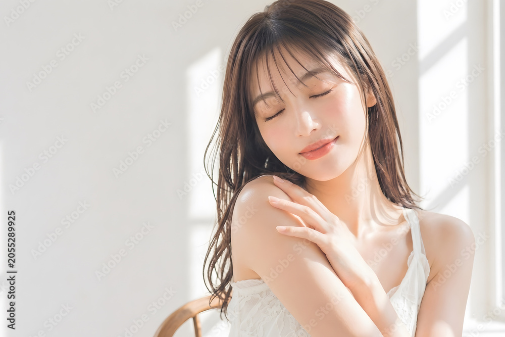 Fototapeta premium 大人可愛いモデル女性の美容ポートレート