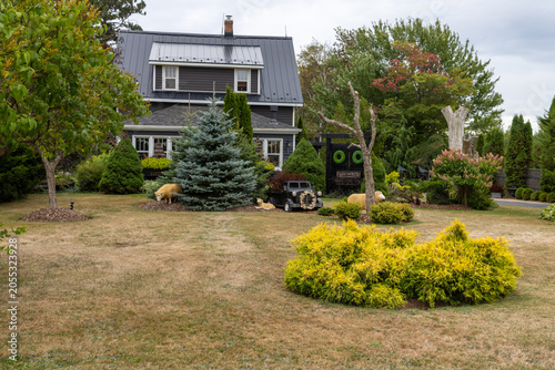 Fotografía Landscaped rural property in Prince Edward Island Canada featuring a farmhouse s
