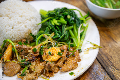 Photos ベトナムの食堂で提供される白いご飯と青菜の炒め物、お肉の煮込みがワンプレートに盛られた定番の定食（コムタム・コムビンザン）