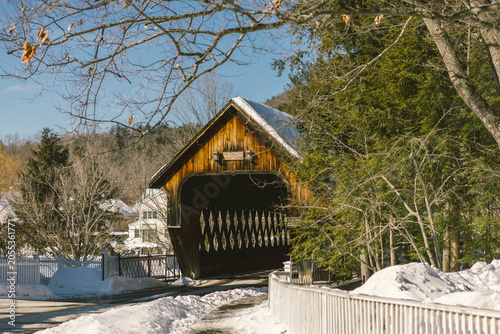 Bilde på lerret Center covered bridge in Woodstock, Vermont over the Ottauquechee River in a cold winter with snow on the ground