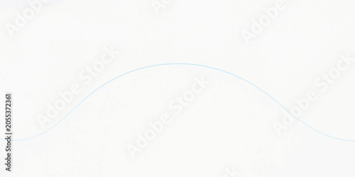 Foto A light blue curved line across a white background, representing a gentle wave or abstract curve