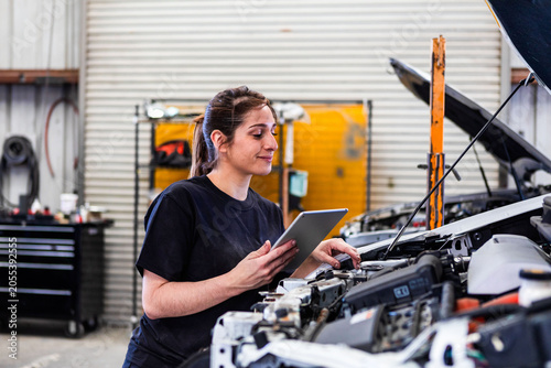 Mechanic using tablet technology efficiently