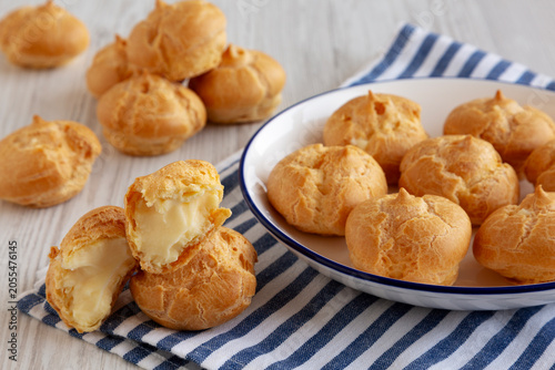 Foto Homemade Mini Cream Puff with Whipped Filling, side view.