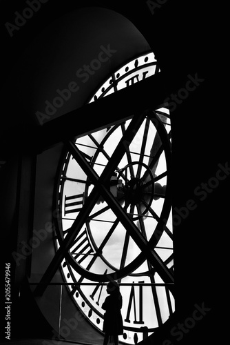 Tableau sur toile the Musée d'Orsay clock and a little girl in black and white