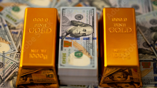 Valokuva Gold bars and money