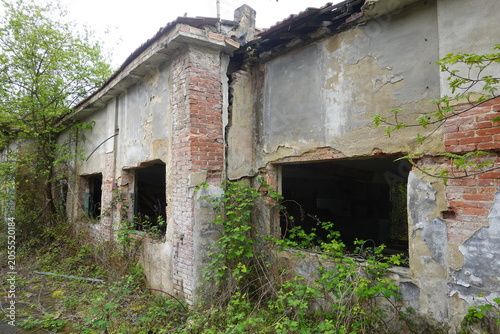 Quadro su tela Abandoned factory building showing urban decay and ruin