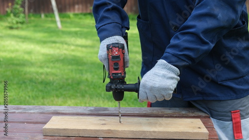 Foto Builder worker using cordless hammer drill