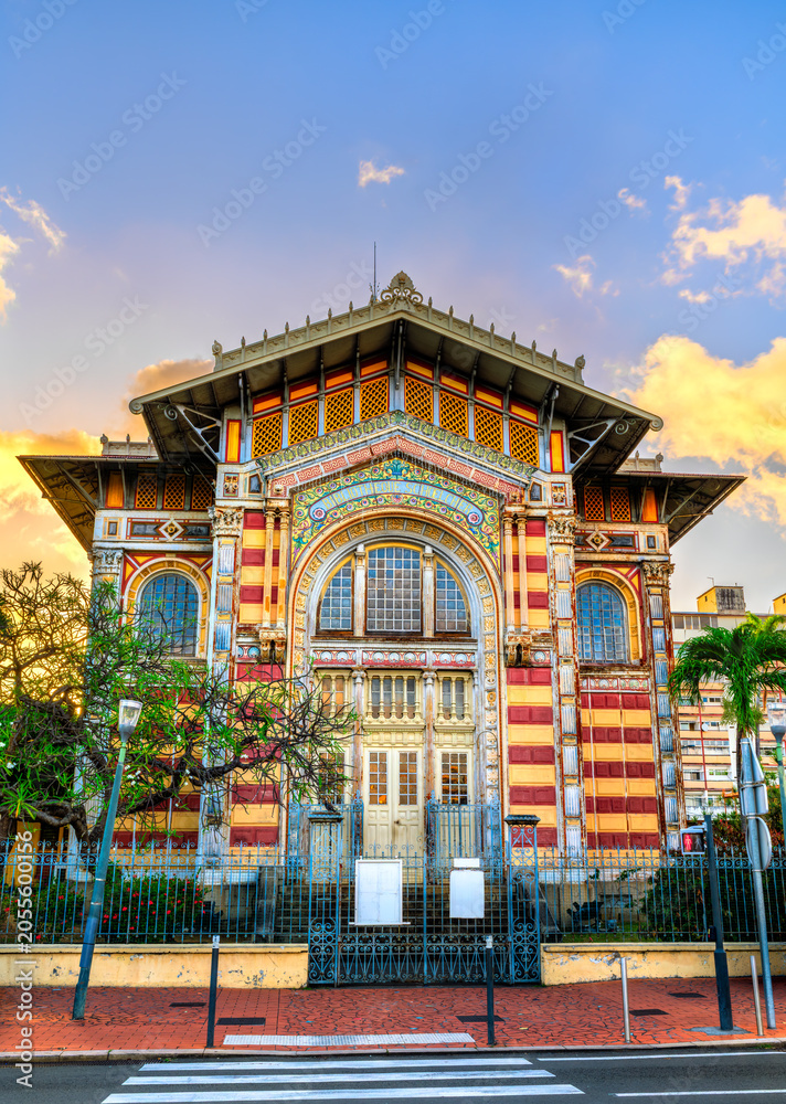 Obraz premium The vibrant facade of the Schoelcher Library at sunset in Fort-de-France, Martinique, showcasing its unique eclectic architecture and colorful details.