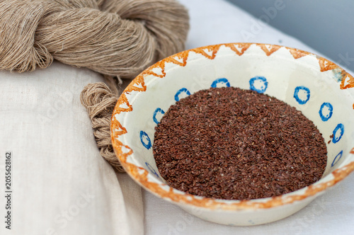 Fotografie a skein of linen and a bowl with linenseed