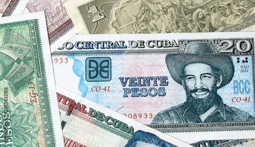 Foto Cuban peso money bills in pile on table