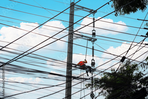 Foto Worker Performing Maintenance on Overhead Power Lines