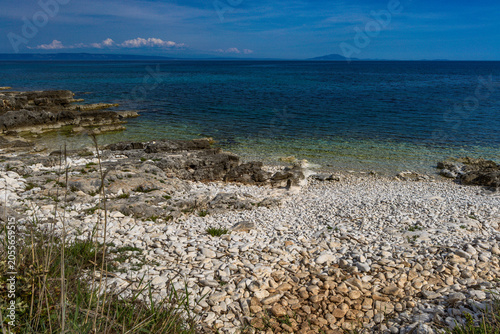 Fotografie Rocky beach at Deadshot Bay near Liznjan in Croatia
