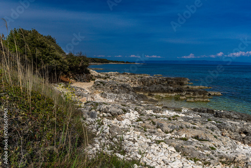 Fotografie Rocky beach at Deadshot Bay near Liznjan in Croatia