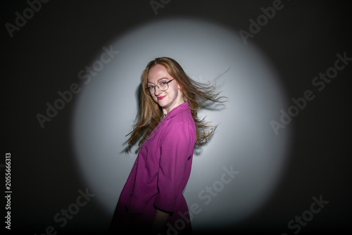 editorial de moda em estúdio, modelo fotográfico, mulher jovem de pele clara e cabelos ruivos, estética moderna e casual
