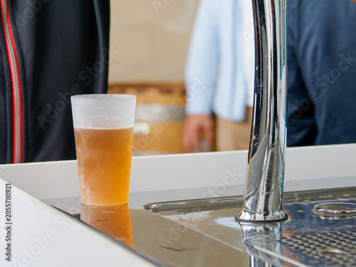 Fotografie Verre de bière pression servi lors d’un cocktail ou événement professionnel
