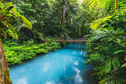 Foto Bridge crossing blue Rio Celeste in Tenorio Volcano National Park