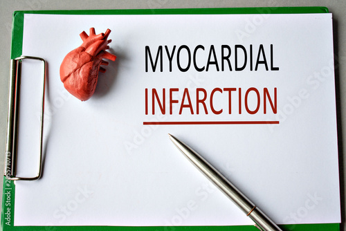 Foto The inscription Myocardial infarction is depicted on a white sheet with a mode