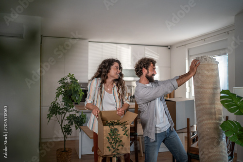 Photos Happy couple packing for new home move