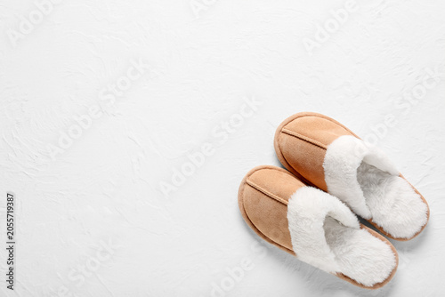 Cozy beige suede slippers w...