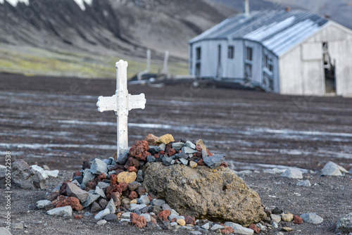 Fotografie Whaler grave with cross at Deception Island, Antarctica
