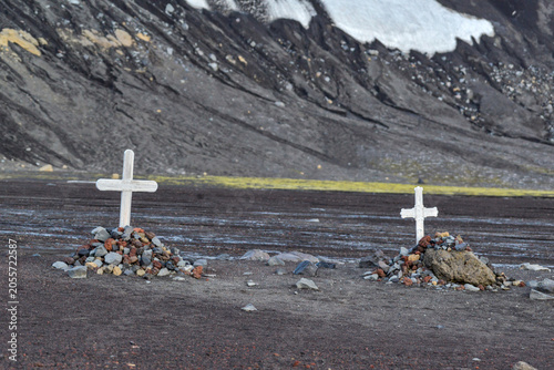 Tableau sur toile Historic Whalers Graveyard with Wooden Cross Memorials at Whalers Bay, Deception