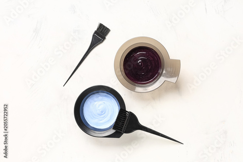 Hair dyeing tools with purp...