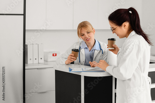 Medical professionals colla...