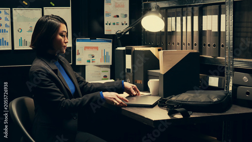 Tableau sur toile Private detective developed profiles of suspects based on archived information, finishing cross reference examination