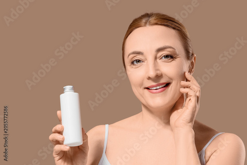 Smiling mature woman holdin...