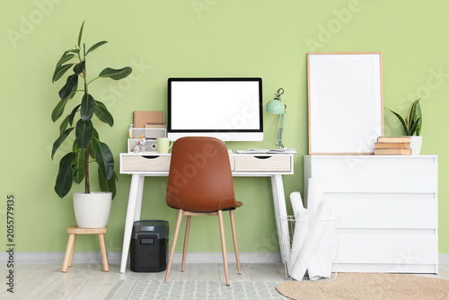 Modern home office workspac...
