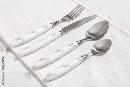 Φωτογραφία Elegant modern cutlery set with white marble patterned handles on a neutral line