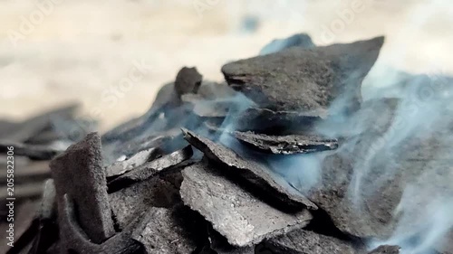 High quality coconut shell charcoal emits thin smoke when burning, suitable for industrial needs, briquettes, and environmentally friendly combustion media