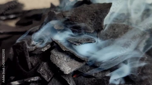 High quality coconut shell charcoal emits thin smoke when burning, suitable for industrial needs, briquettes, and environmentally friendly combustion media