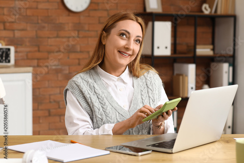 Smiling woman calculating f...