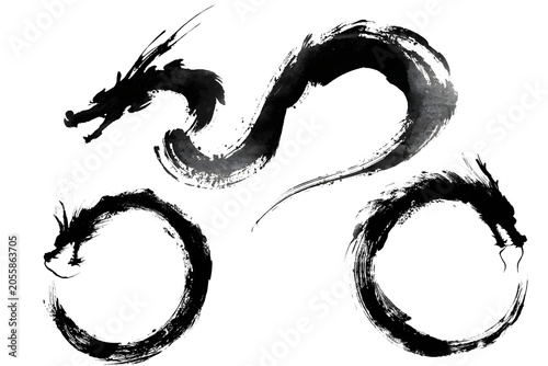 筆で描かれた龍の墨絵のイラストセット。和風筆描きデザイン素材