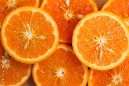 Foto close-up top view of orange slices on a cutting board