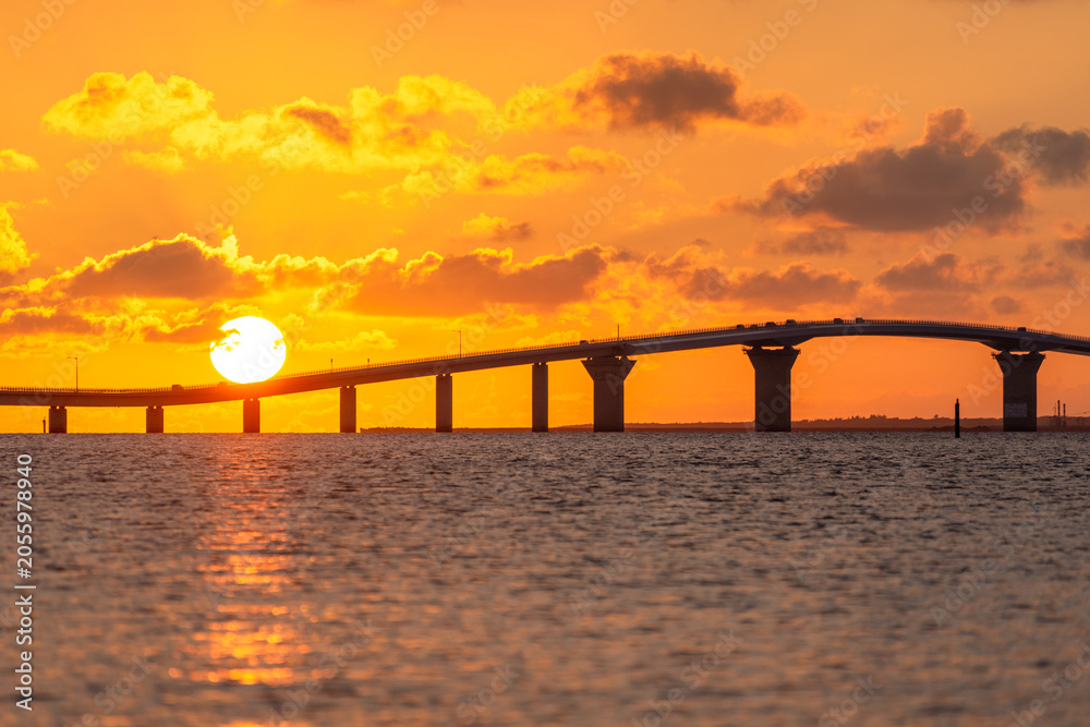 Fototapeta premium 夕日と伊良部大橋 沖縄 宮古島市 