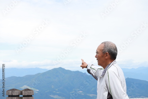 山を眺めるシニア男性