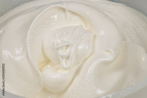 Foto A close up view of fluffy whipped egg whites with sugar forming soft peaks insid