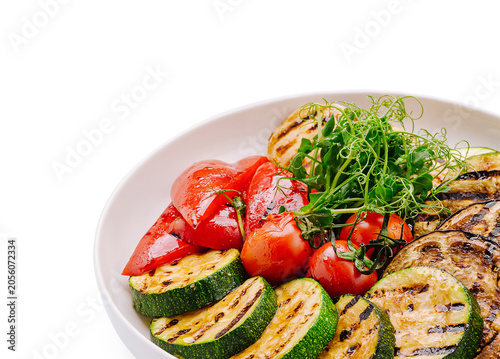 Foto Grilled vegetables served in a white bowl for a healthy meal