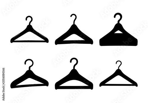Foto Six black hanging clothing hangers in a row - Simple vector illustration of six black hangers aligned neatly, perfect for fashion or retail stock imagery