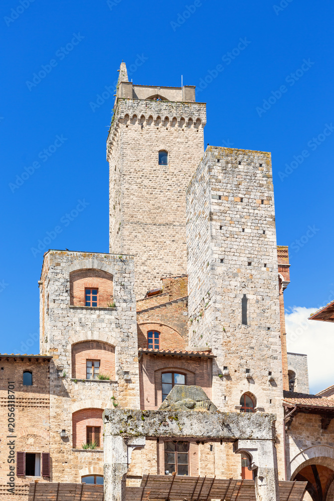 Obraz premium Medieval stone towers in a historic Italian town