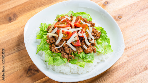 タコライス レタスとトマトをのせたチーズ入り沖縄料理の写真