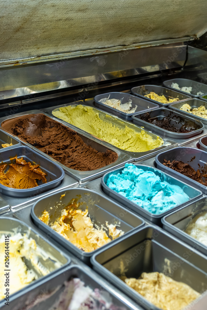 Fototapeta premium Displaying a variety of colorful gelato flavors in a shop