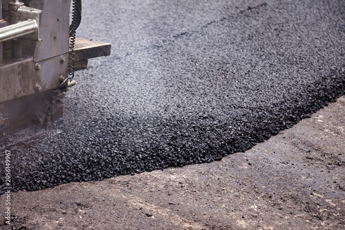 Foto City Street Revitalization Through Asphalt Paving Process Under Bright Sunlight