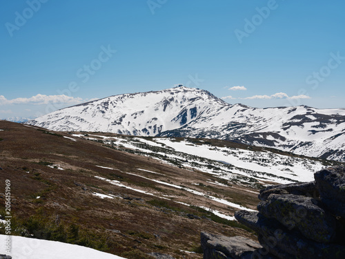 Foto Panoramic view of snowy ridges in Carpathians