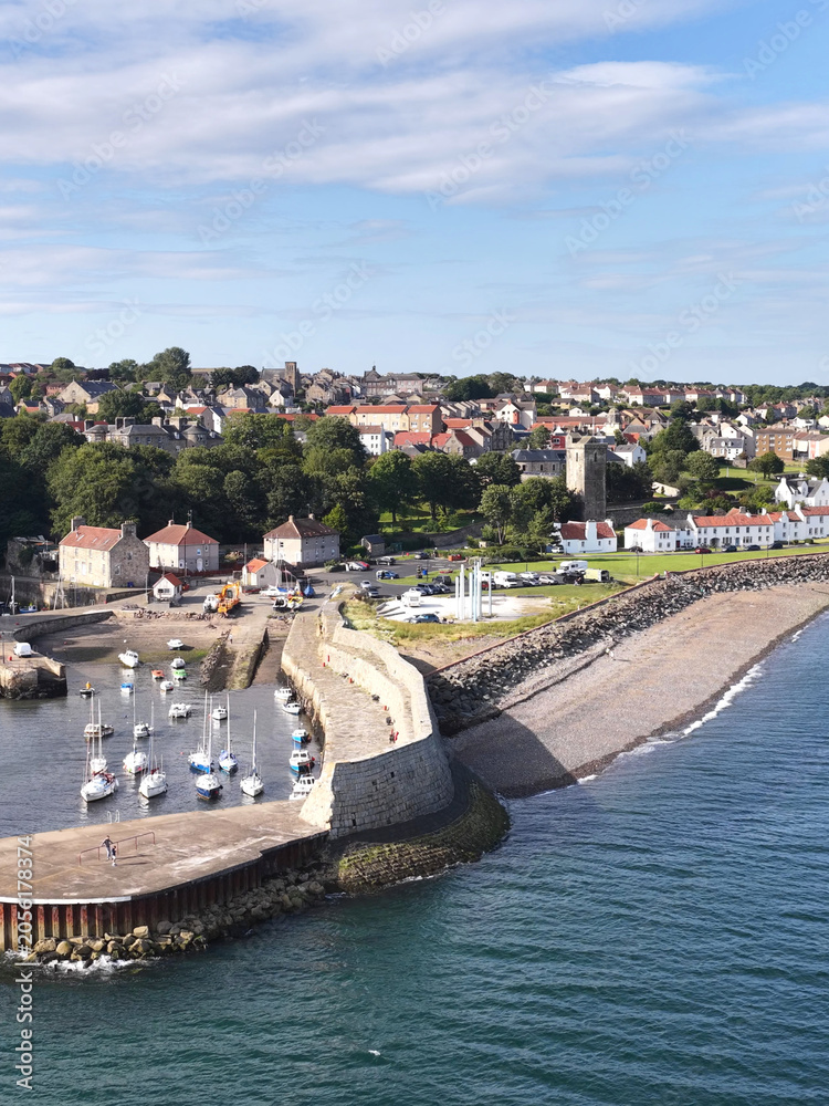 Obraz premium Aerial View of a Scottish Coastal Village Harbor and Stone Pier