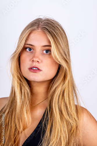 Blonde junge Frau